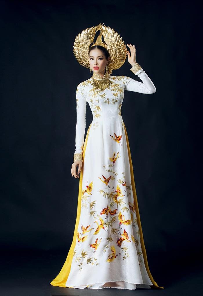 Hoa hậu quốc dân còn là đại diện cho nhiều thương hiệu áo dài Việt và luôn ghi điểm tuyệt đối mỗi lần xuất hiện.
