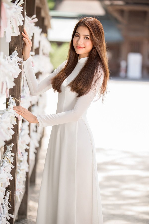 Thời đương nhiệm, Hoa hậu Hoàn vũ Việt Nam 2015 từng được khen hết lời khi mặc áo dài trắng tinh khôi.