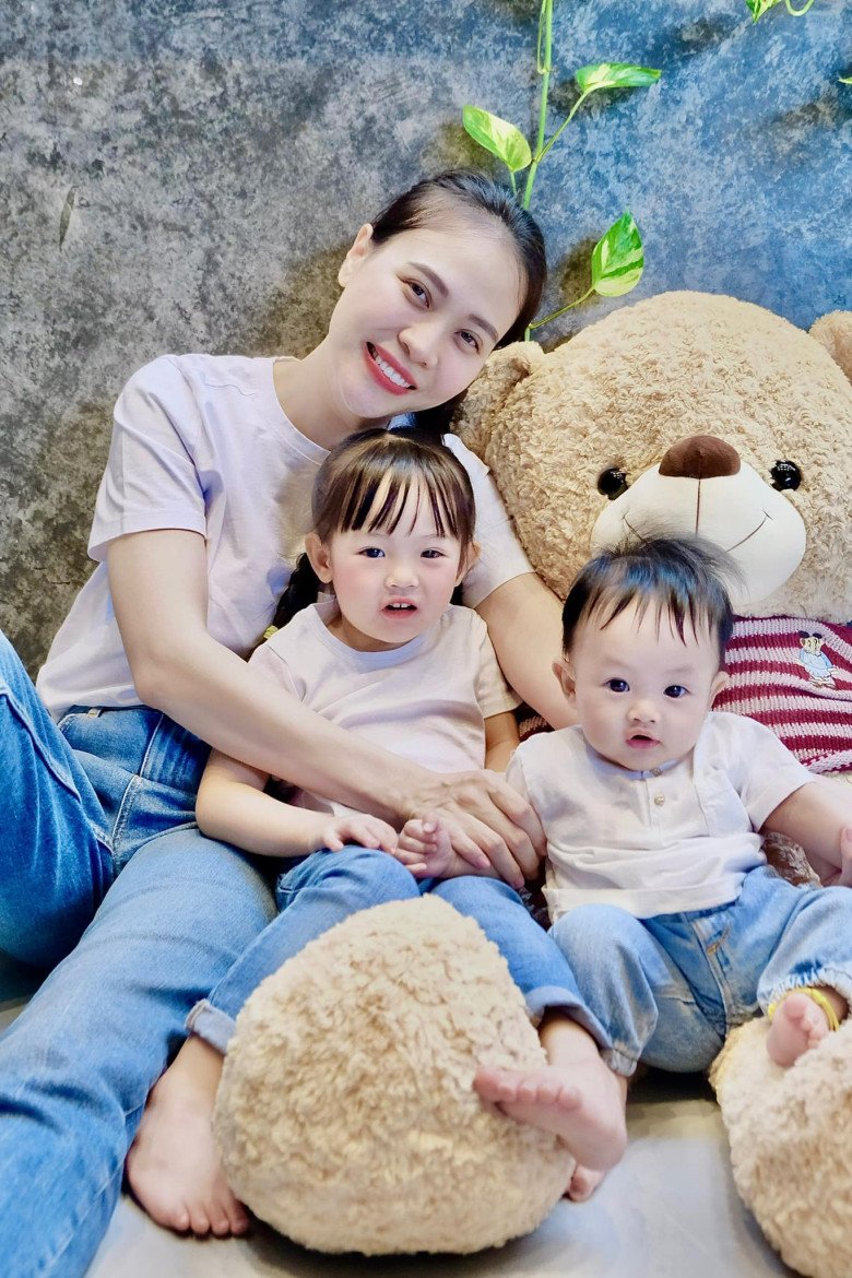 Vào dịp sinh nhật tuổi 34, Đàm Thu Trang khoe ảnh đón sinh nhật giản dị bên hai con. Bà xã Cường Đôla diện áo thun trắng cùng quần jeans đơn giản, khỏe khoắn. Bên cạnh, hai nhóc tì Suchin và Sutin lên đồ ăn ý với mẹ.