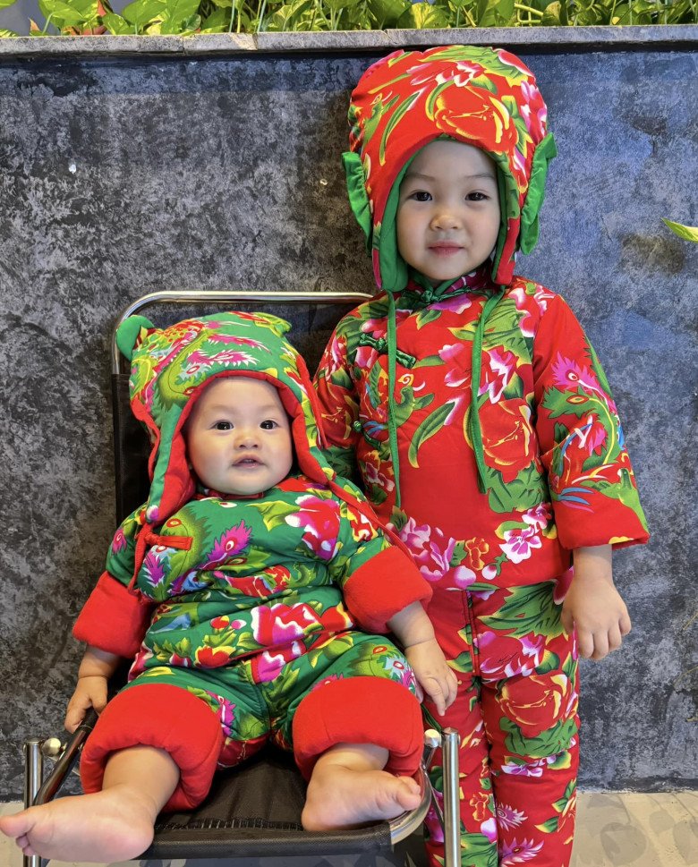 Suchin và Sutin trước đó đã được sắm sửa 2 bộ đồ phao chuẩn chống rét miền Bắc với hoạ tiết chăn cong công đang là hot trend của giới trẻ hiện nay.