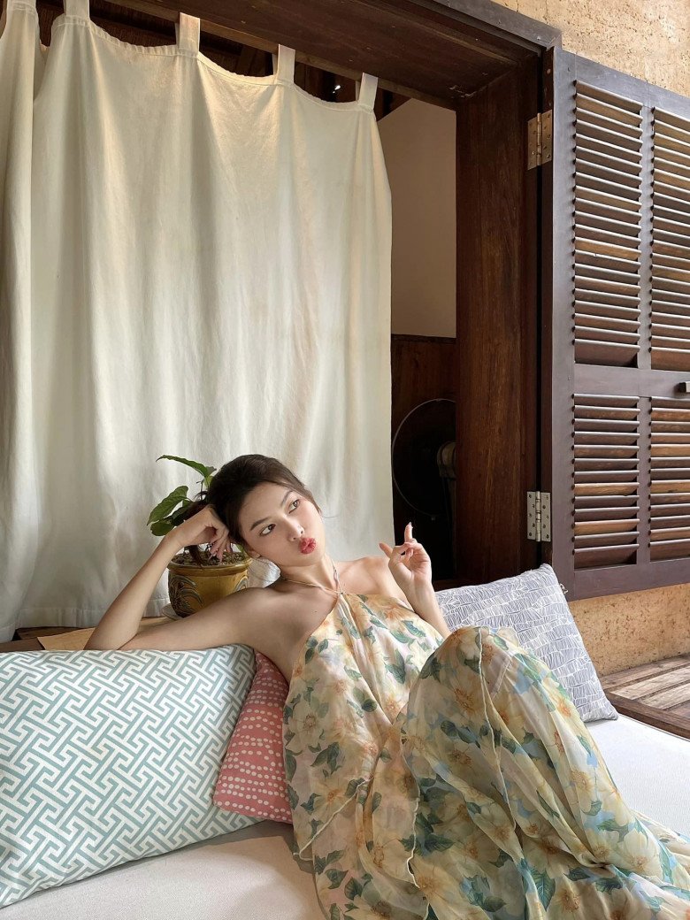 Cô nàng ít khi trưng trổ body với bikini lên MXH và là fan cứng của các thiết kế váy yếm khó nhằn.