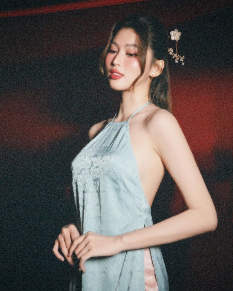 Ngọc Thảo đẹp như tiên nữ bước ra từ câu chuyện cổ của Việt Nam với chiếc áo yếm khoe đường cong cánh cung.