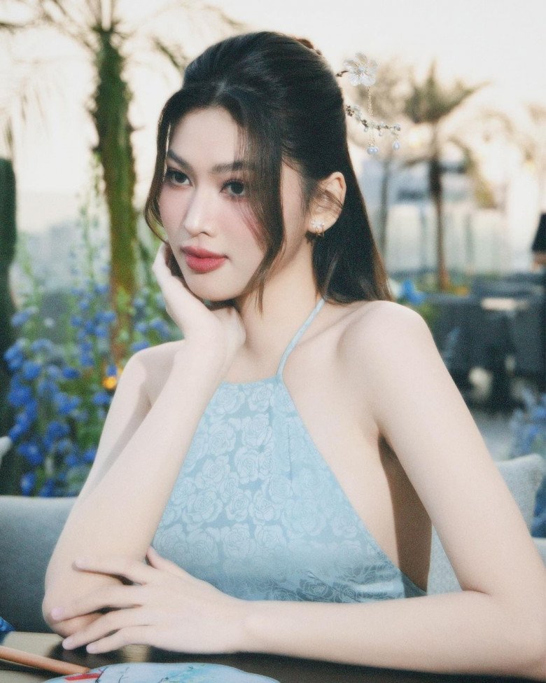 Chiếc áo yếm được may đo khéo léo ôm trọn phần ngực đầy của chân dài. Ở góc chụp này, cô còn gây ấn tượng với làn da trắng sứ.