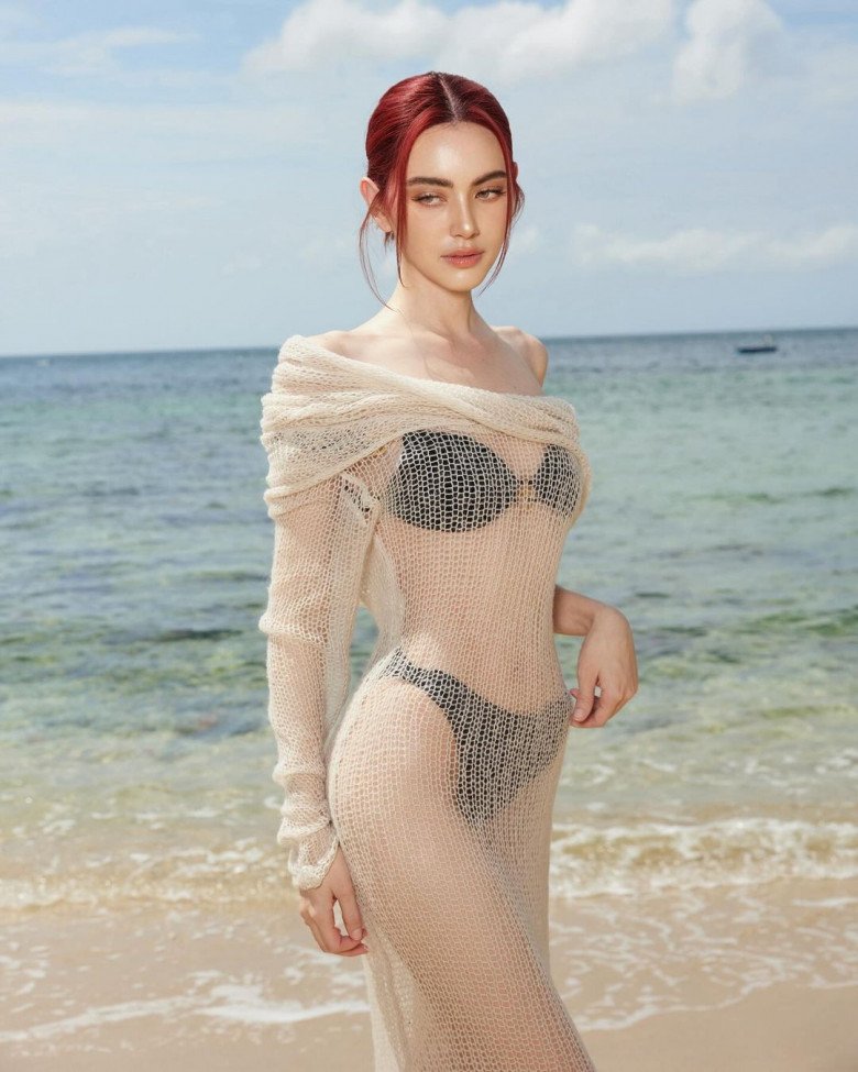 Vẻ ngoài của mỹ nhân Thái Lan còn hot hơn cả ánh nắng trên bãi biển. Nhan sắc xinh đẹp, chiếc eo nhỏ xíu sau lớp áo lưới mỏng mảnh, cô như hóa thân thành nàng tiên cá trong truyện cổ tích.