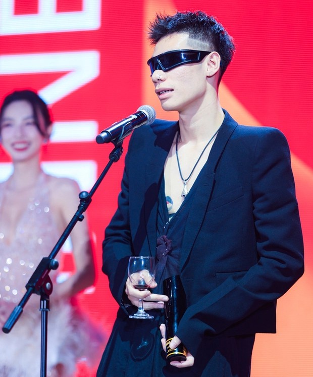 Rapper MCK tạo tiếng vang khi nhận nhiều giải thưởng.