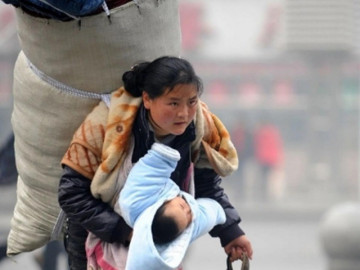 Người mẹ trong bức ảnh gây chấn động lưng vác núi, tay ôm hy vọng sau 14 năm giờ ra sao?