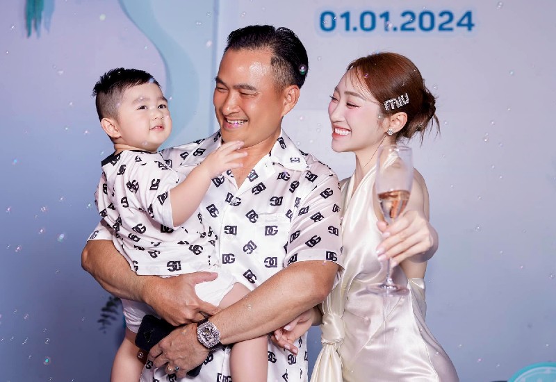 Từ sau khi về chung nhà, Chi Bảo - Lý Thùy Chang dành toàn bộ thời gian quây quần bên con trai. Gia Khang thường xuyên cùng bố mẹ xuất hiện trong những buổi tiệc thân mật của showbiz.
