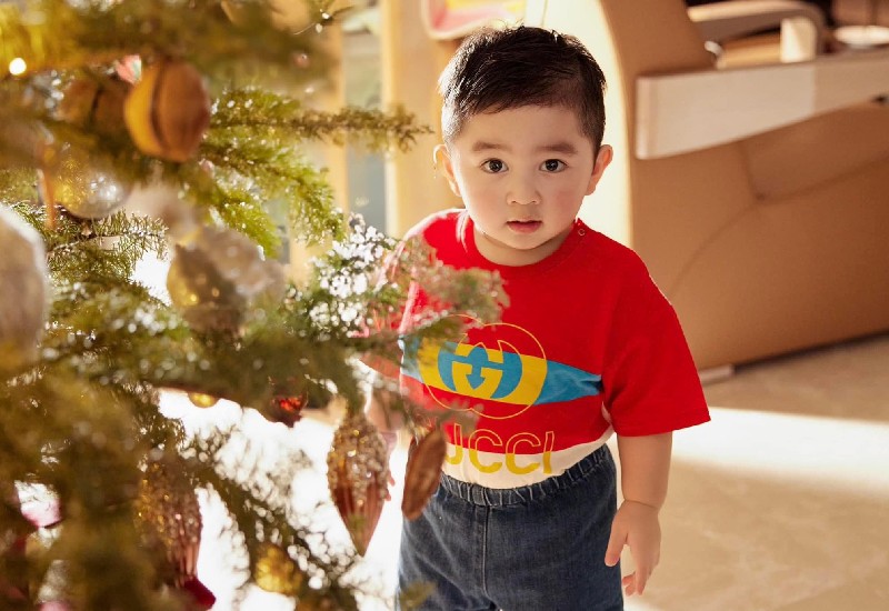 Chào đời vào đầu năm 2022, con trai của diễn viên Chi Bảo với Lý Thùy Chang liên tục 'chiếm spotlight' của bố mẹ nhờ ngoại hình nổi bật. Nhiều người nhận xét rằng, Gia Khang sẽ trở thành 'hot boy' không kém cạnh bố trong tương lai.
