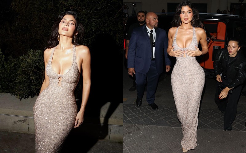 Dự show Schiaparelli Xuân Hè 2024 thuộc khuôn khổ Paris Fashion Week, Kylie Jenner gây chú ý với bộ xiêm y lấp lánh, khoe trọn body như tạc tượng.
