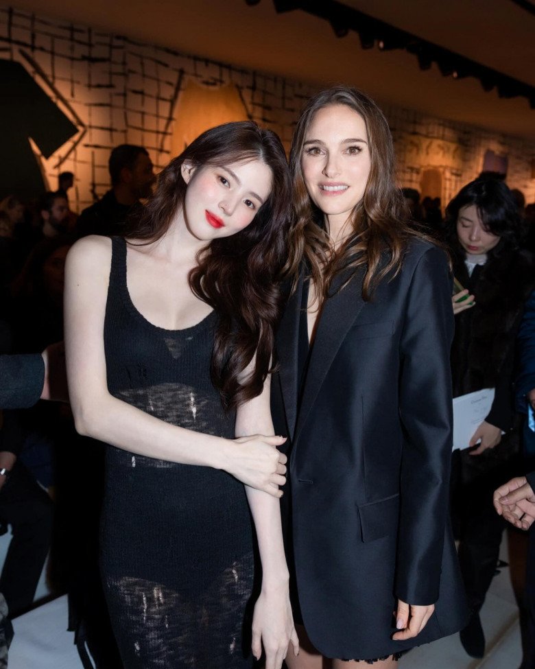 Thậm chí khi đọ sắc cùng với các đại diện minh tinh nước ngoài, Han So Hee vẫn gây lưu luyến với vẻ đẹp thuần Á Đông. Son môi đỏ đã tạo nên cú hích truyền thông cực lớn của người đẹp.