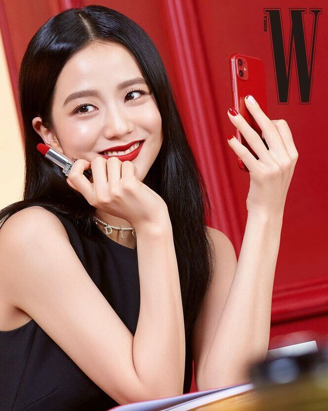 Cô chị cả của nhóm nhạc Blackpink là Jisoo cũng nhiều lần tạo dấu ấn khó phai với màu son tượng trưng cho tình yêu, may mắn, hạnh phúc và nữ quyền này. Công chúa của Dior thực sự nâng tầm đắt đỏ của dòng son là chân ái của chị em phụ nữ này.