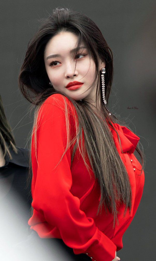 Son đỏ có nhiều sắc thái. Tùy vào sở thích hay làn da của mỗi người mà chị em có cách chọn màu son khác nhau. Song dường như, son đỏ có sắc trầm, pha chút nâu rượu lại được lòng nhiều chị em.