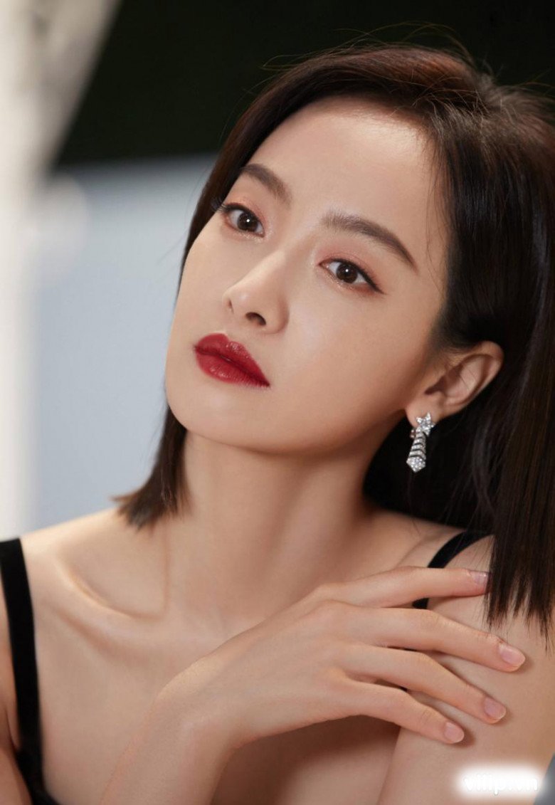 Chị em khi đi dự tiệc áp dụng son đỏ không nên đánh mắt quá đậm nếu không muốn bị dừ. Việc kẻ viền môi quá sắc nét có khi cũng phải tác dụng. Bạn cũng có thể mix thêm son khác để tạo hiệu ứng ombre hoặc chồng son tint bóng không màu lên.