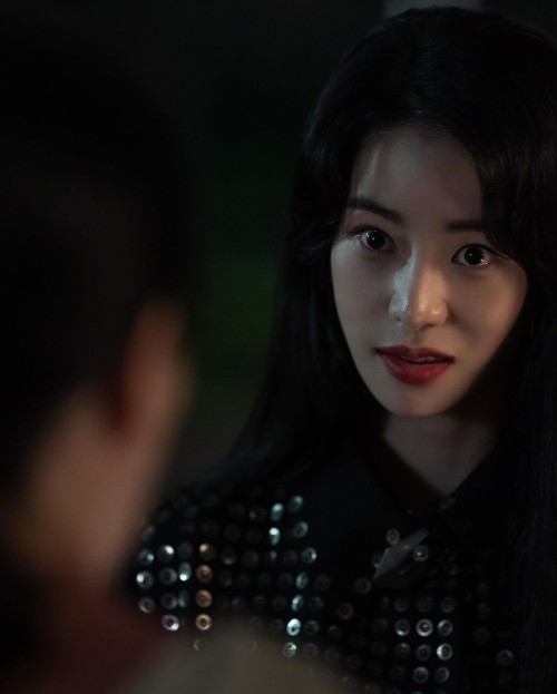 Ác nữ màn ảnh của The Glory cũng có nhiều phân cảnh kinh điển với đôi môi tô son màu quyền lực này.