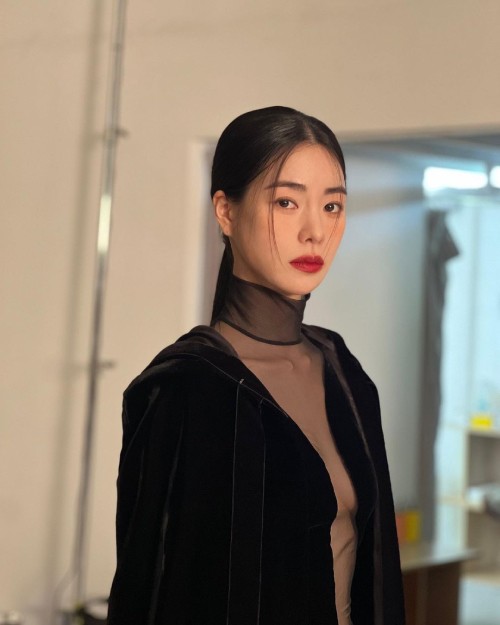 Kể cả khi bộ phim chiếu đến những tập cuối cùng, Lim Ji Yeon vẫn lăng xê hết mực tone son tôn da trong nhiều sự kiện.