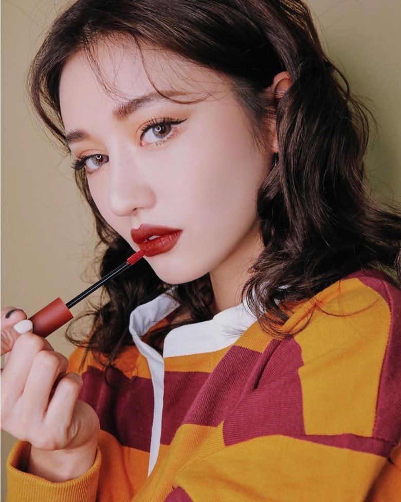 Với phong cách ăn mặc đời thường, bạn có thể chấm son lên ngón tay rồi dùng ngón tay thoa nhẹ lên môi. Việc áp dụng gián tiếp sắc tố cho phép bạn kiểm soát mức độ bão hòa của son lên môi.