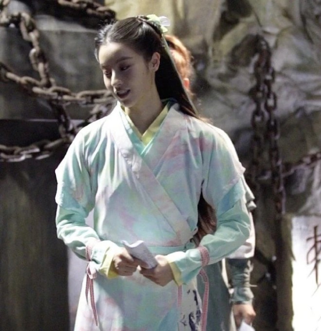 Cô bị chê kém khí chất và không thể bằng đàn chị Lưu Diệc Phi.