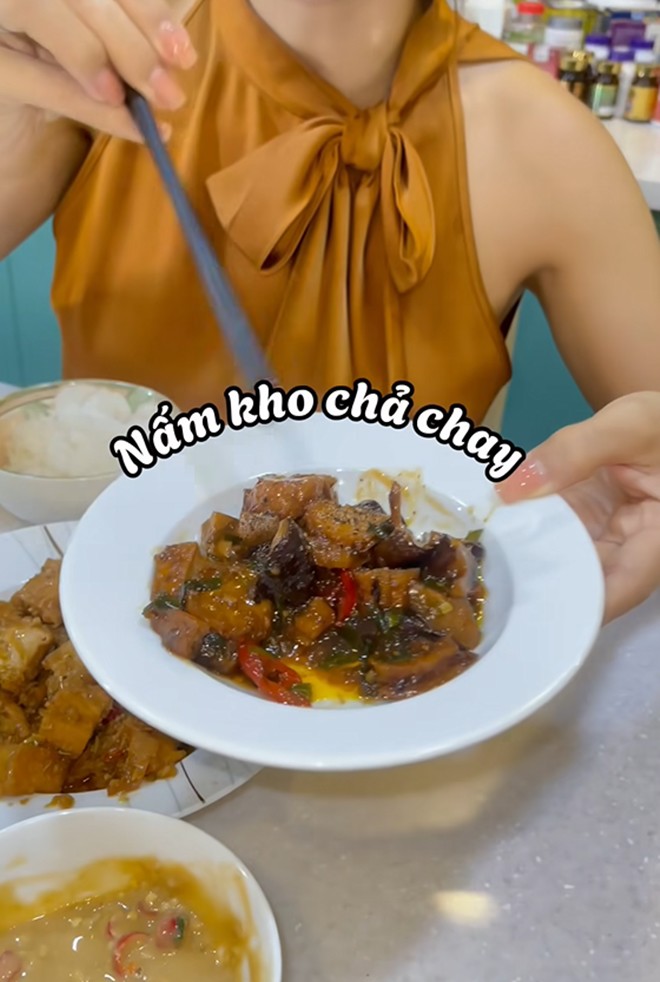 Tiếp đến là nấm kho chả chay. Bà xã Ưng Hoàng Phúc cho biết món này kho mặn mặn ăn cơm rất ngon.