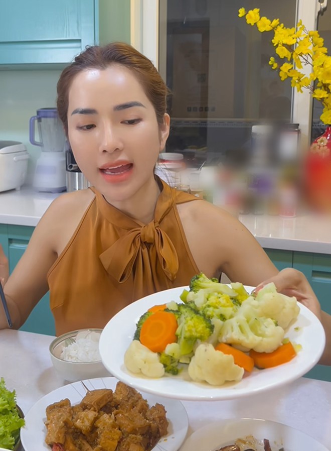 Bữa ăn không thể thiếu rau xanh. Những ngày ăn chay, Kim Cương ưu tiên cho rau xanh nhiều như súp lơ trắng, bông cải xanh, cà rốt... 