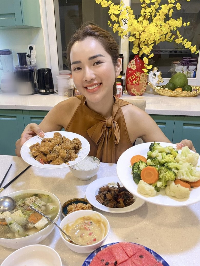 Kim Cương cho rằng những bữa ăn như thế này vẫn đầy đủ chất dinh dưỡng cho cơ thể, cô thấy không bị mệt khi tập luyện.