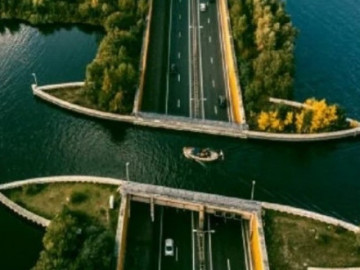 Veluwemeer: Cây cầu phá vỡ quy tắc vật lý, thuyền đi phía trên, ô tô chạy phía dưới