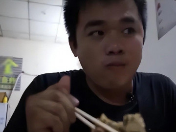 Chàng trai thất thần khi ăn món hàu bên đường, bất ngờ lần ra manh mối người thân sau 13 năm bị bắt cóc