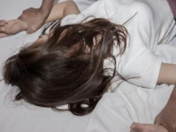 Thấy vợ uống thuốc tránh thai sau buổi họp lớp, chồng gây họa lớn khi nghe vợ thổ lộ