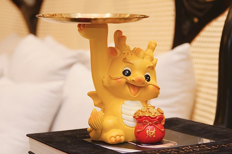 Tượng Rồng ôm hũ vàng tài lộc trông rất "cute", hợp với năm Giáp Thìn. Khay lớn bên trên có thể đựng lì xì, bánh kẹo hay đồ dùng cá nhân.
