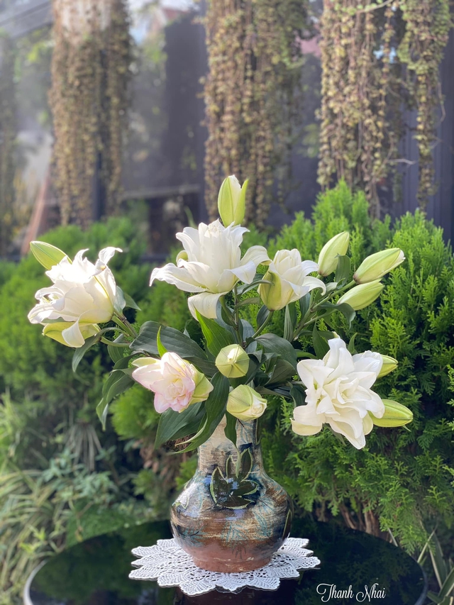 Ly kép Anouska được nhiều người yêu thích cắm bởi độ bền và vẻ đẹp xếp cánh hoa.