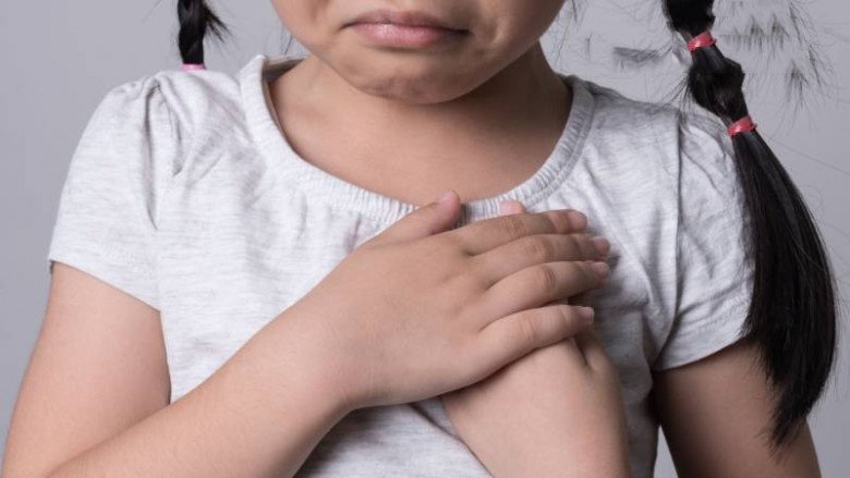 Bé gái 7 tuổi đã mắc bệnh tình dục khiến các bác sĩ nghi ngờ cô bé bị xâm hại. (Ảnh minh họa)