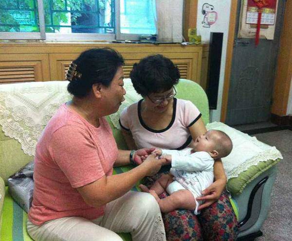 Gửi con về trước Tết cho bà nội chăm sóc, 1 tháng sau nữ giám đốc khóc hận khi nhìn thấy bộ dạng đứa trẻ - 1