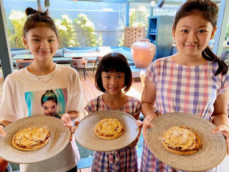 Thành quả của các bé nhà Bình Minh - Anh Thơ, Hà Kiều Anh, Trương Ngọc Ánh là món tráng miệng gồm những chiếc bánh tart táo thơm ngon.