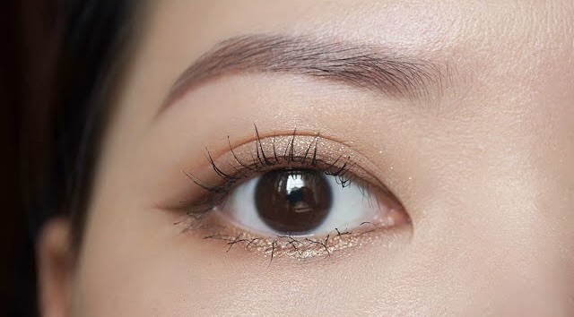 Một đường eyeliner thật mềm mại và mảnh nhẹ cùng một chút mascara sẽ giúp đôi mắt của chị em trở nên to tròn và có hồn hơn. 