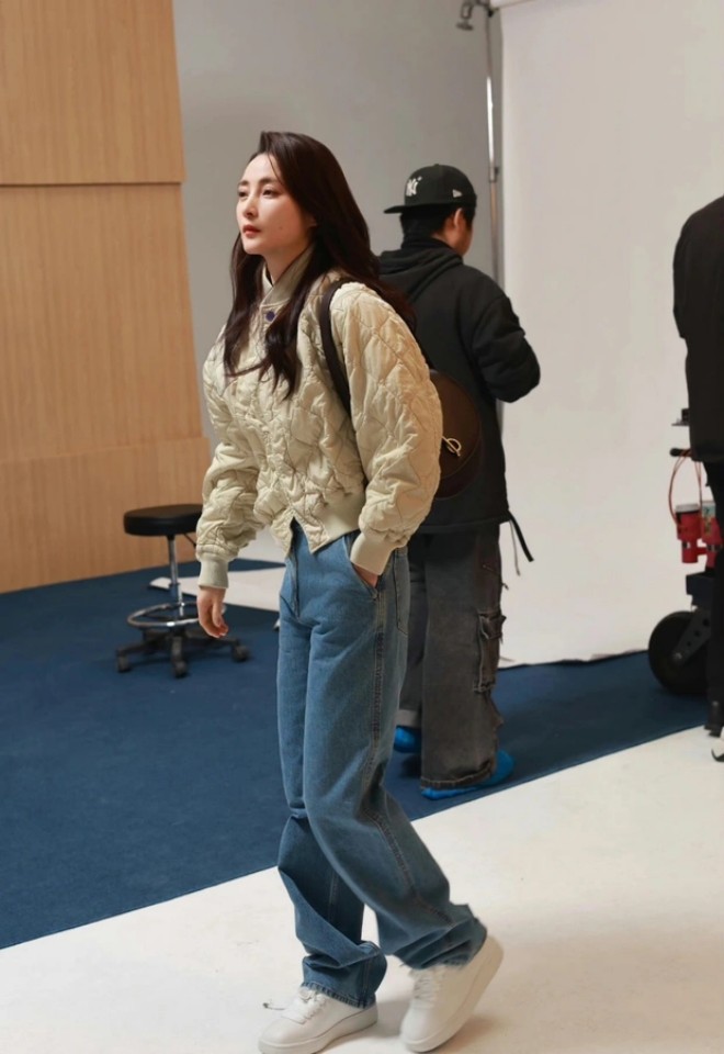 Chẳng ai nghĩ cô đã U50 với diện mạo này. 