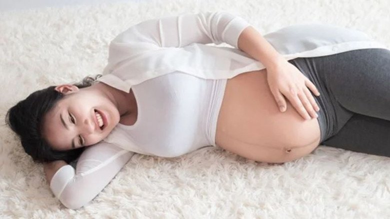 Nằm nghiêng về bên trái hoặc nghiêng phải giúp giảm áp lực lên tử cung, tăng cường lưu thông máu đến tim của mẹ. (Ảnh minh họa)