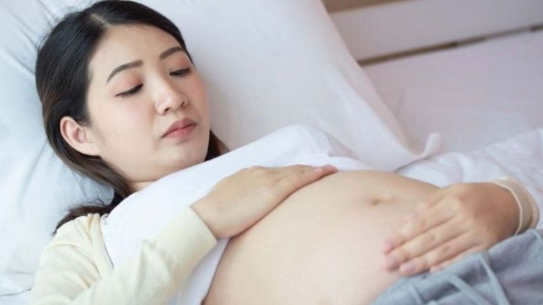 Mẹ bầu không nên nằm ngửa vì sẽ gây khó chịu cho cả mẹ lẫn thai nhi. (Ảnh minh họa)