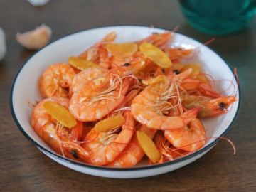Cách làm tôm om gừng tỏi thơm nức, dễ nấu, chỉ một lát là được món ngon