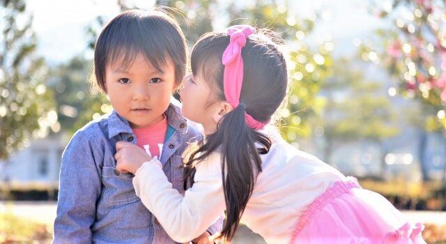 Nhiều bố mẹ hay đùa giỡn, gán ghép bé trai và bé gái với nhau (Ảnh minh hoạ).