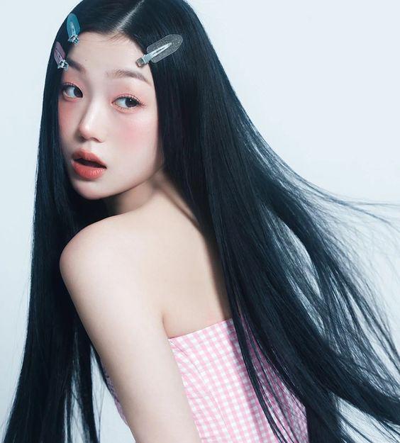 Những kiểu kẹp định hình mái tóc lại được các cô nàng idol xứ Hàn lăng xê như một phụ kiện đáng yêu.