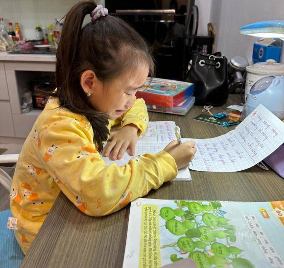 Con gái Hồng Quế lớn xinh hệt mẹ tuổi lên 8, được dạy dỗ nghiêm khắc tới vừa khóc vừa học bài - 5