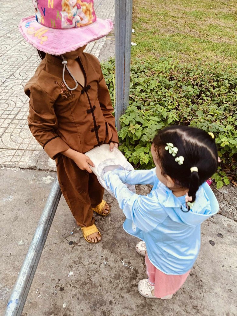 Bé Moon hàng ngày được mẹ chia sẻ về việc chị gái bán vé số có hoàn cảnh nghèo khó nên cô nhóc 2 tuổi đã biết san sẻ với chị.