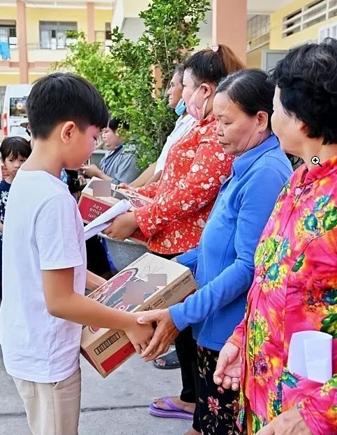 Chi tiết nhỏ trong bức ảnh con gái Võ Hạ Trâm, Thủy Tiên cho tiền người nghèo thể hiện cách dạy con của bố mẹ - 7