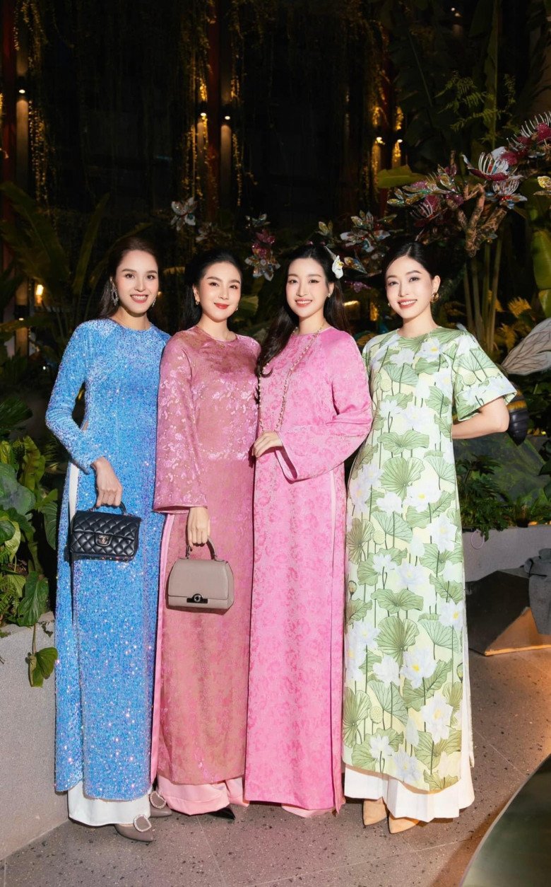 Đỗ Mỹ Linh đọ sắc cùng dàn mỹ nữ đình đám Hà Thành. Ai cũng đều ghi điểm xinh tươi khi khoác lên người tà áo truyền thống đầy sắc màu.