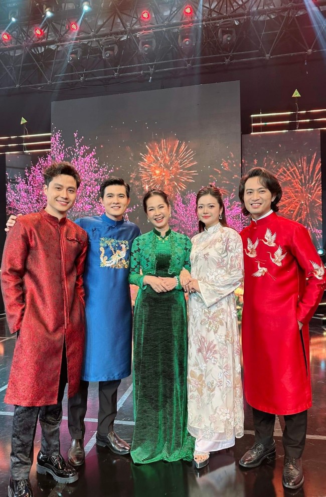 Dàn diễn viên Gia Đình Vui Bất Thình Lình cùng diện áo dài tham gia chương trình. Năm qua, phim Gia Đình Vui Bất Thình Lình không chỉ được khán giả cả nước yêu thích mà còn thắng giải Phim Truyền Hình Ấn Tượng của VTV Awards 2023.  