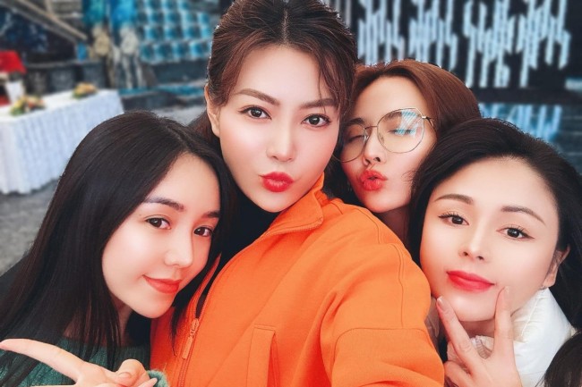 Diễn viên Thanh Hương vui vẻ check-in cùng Huyền Lizzie, Quỳnh Kool và Lương Thu Trang khi cùng tham gia sự kiện.