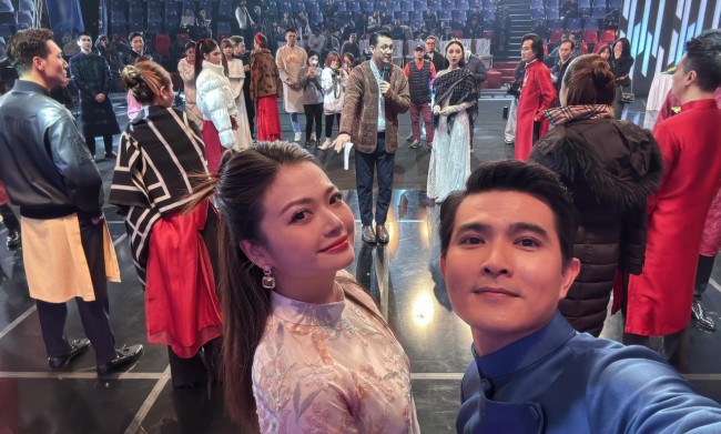 NSƯT Kiều Anh và Quang Sự vui vẻ chụp ảnh kỷ niệm trong quá trình tập dượt cho chương trình. Năm qua, cả hai nhận được sự yêu thích lớn khi vào vai cặp vợ chồng Công và Phương trong Gia Đình Vui Bất Thình Lình. Vai diễn mang về cho NSƯT Kiều Anh giải Diễn Viên Nữ Ấn Tượng của VTV Awards 2023. 