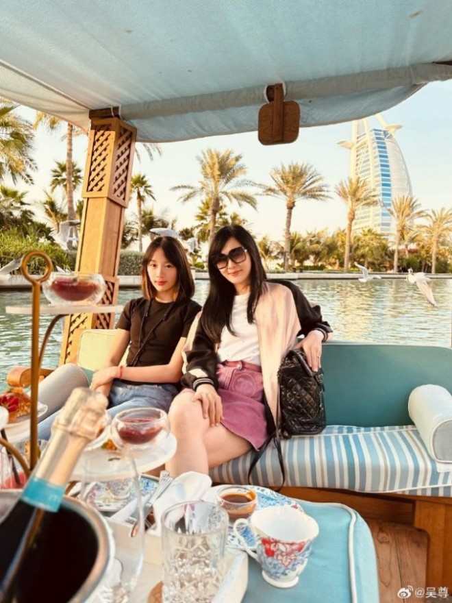 Ngô Tôn đăng ảnh vợ và con gái.