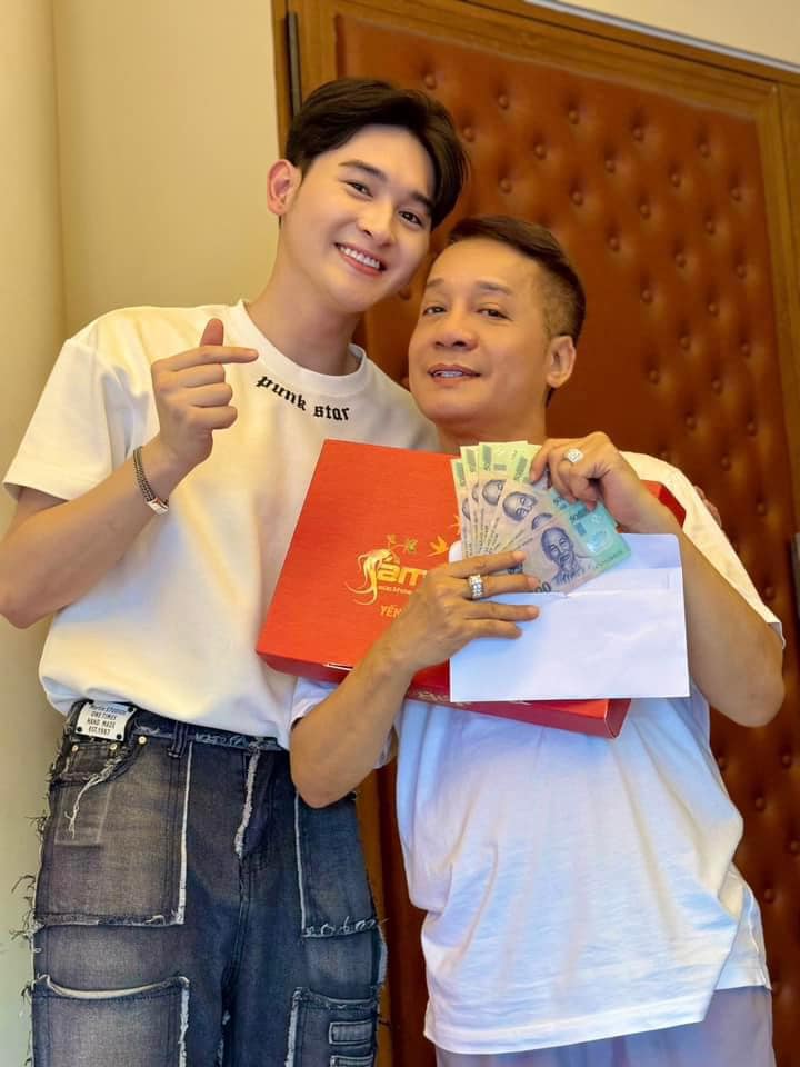 Nam nghệ sĩ có cậu con nuôi yêu thương anh như ba ruột khiến anh rất xúc động.