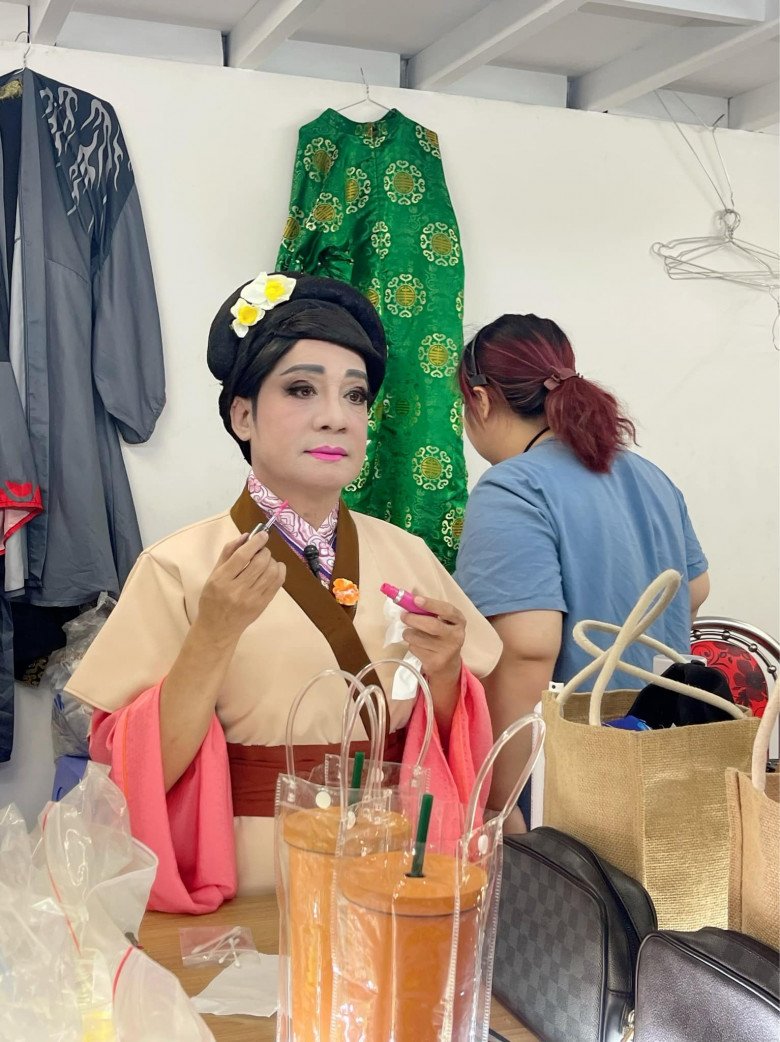 Ngay từ những ngày còn ngồi trên ghế nhà trường, nam nghệ sĩ đã thành lập nhóm hài và đi biểu diễn ở nhiều nơi.