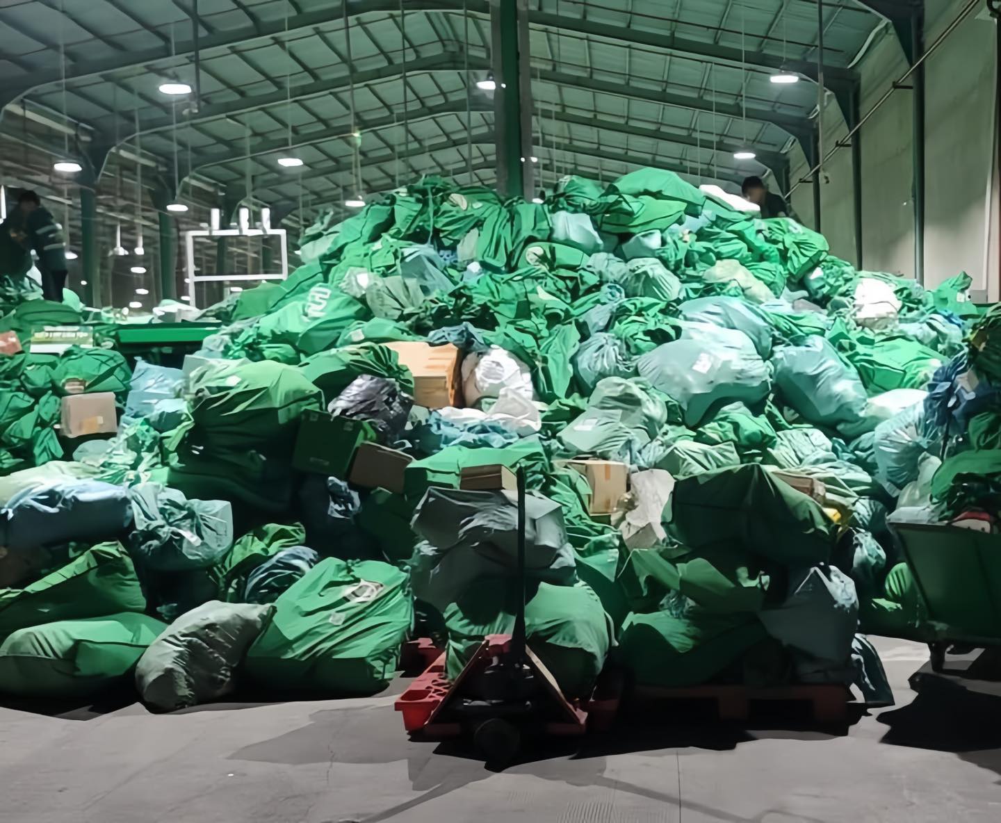 Thông tin đơn hàng đặt online bị ùn ứ vì đơn vị vận chuyển không thể giao đến tay khách hàng gây xôn xao dư luận